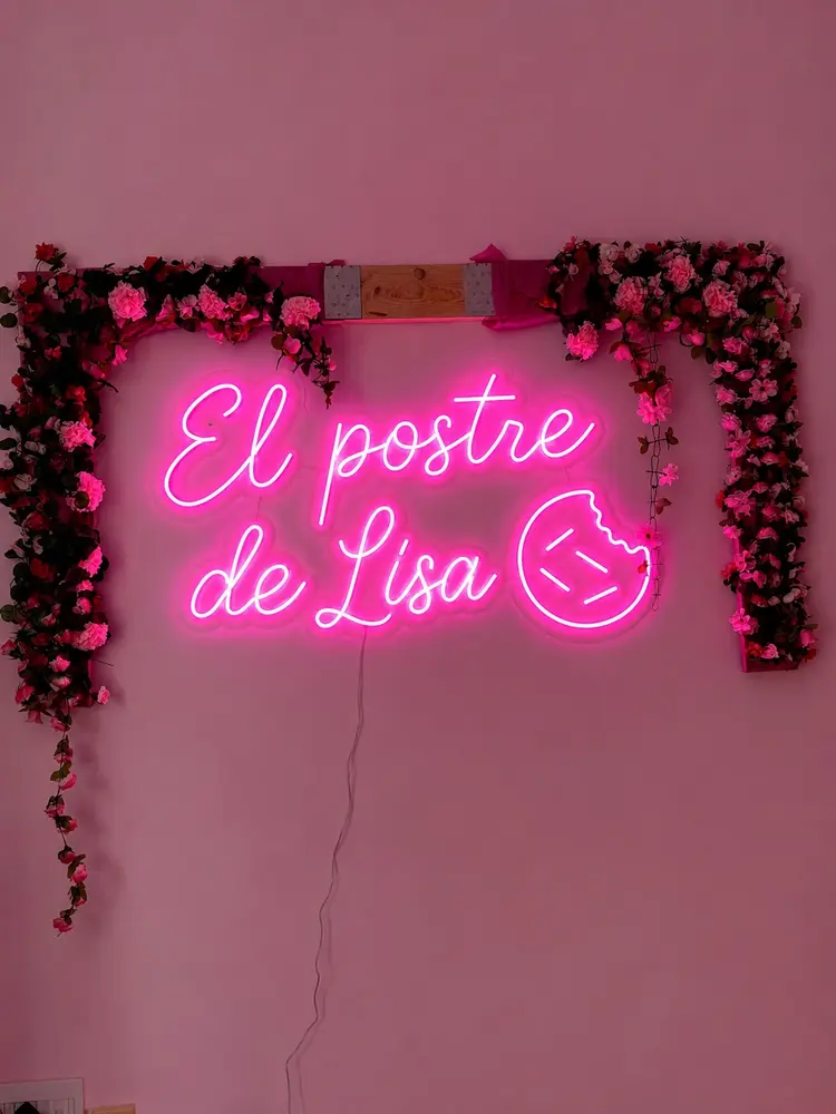 Rótulo neón LED rosa El postre de Lisa fabricado por IluminArte