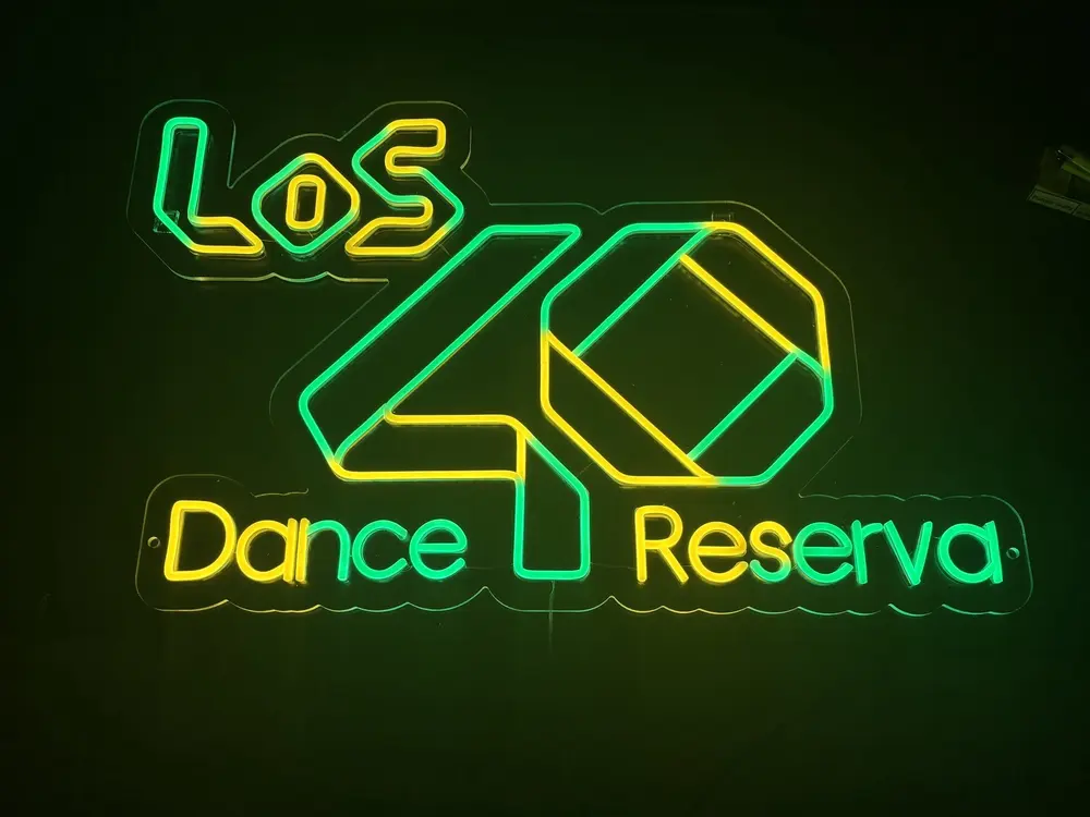 Rótulo neón LED Los 40 Dance Reserva fabricado por IluminArte