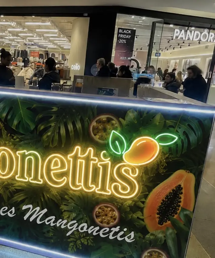 Rótulo neón LED Mangonettis mostrado en entorno comercial